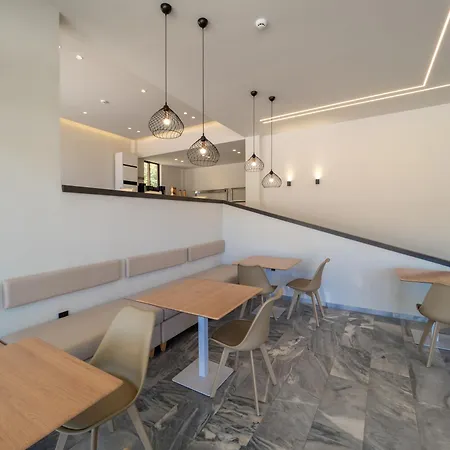 Finikounda Hotel فندق